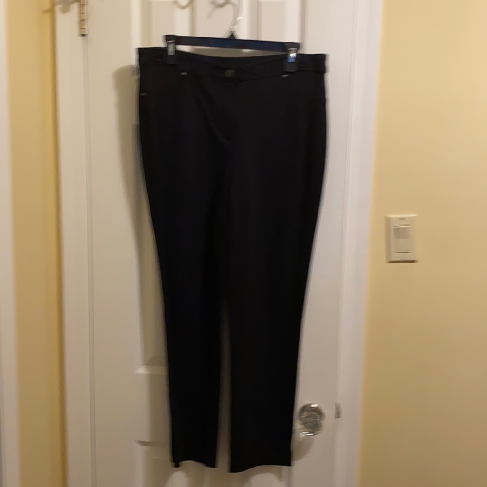 Chico’s slacks. Size 1.5 (M/10) Short. Black